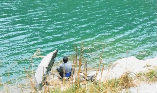 浮漂|刮风走漂就不会钓鱼了?试试这些野钓绝招,刮风流水正常钓!