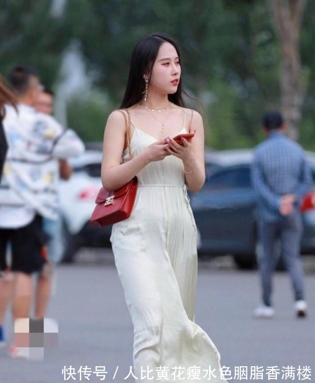 浅色|浅色宽松长裙搭配时尚凉拖,清纯灵动,飘逸美丽