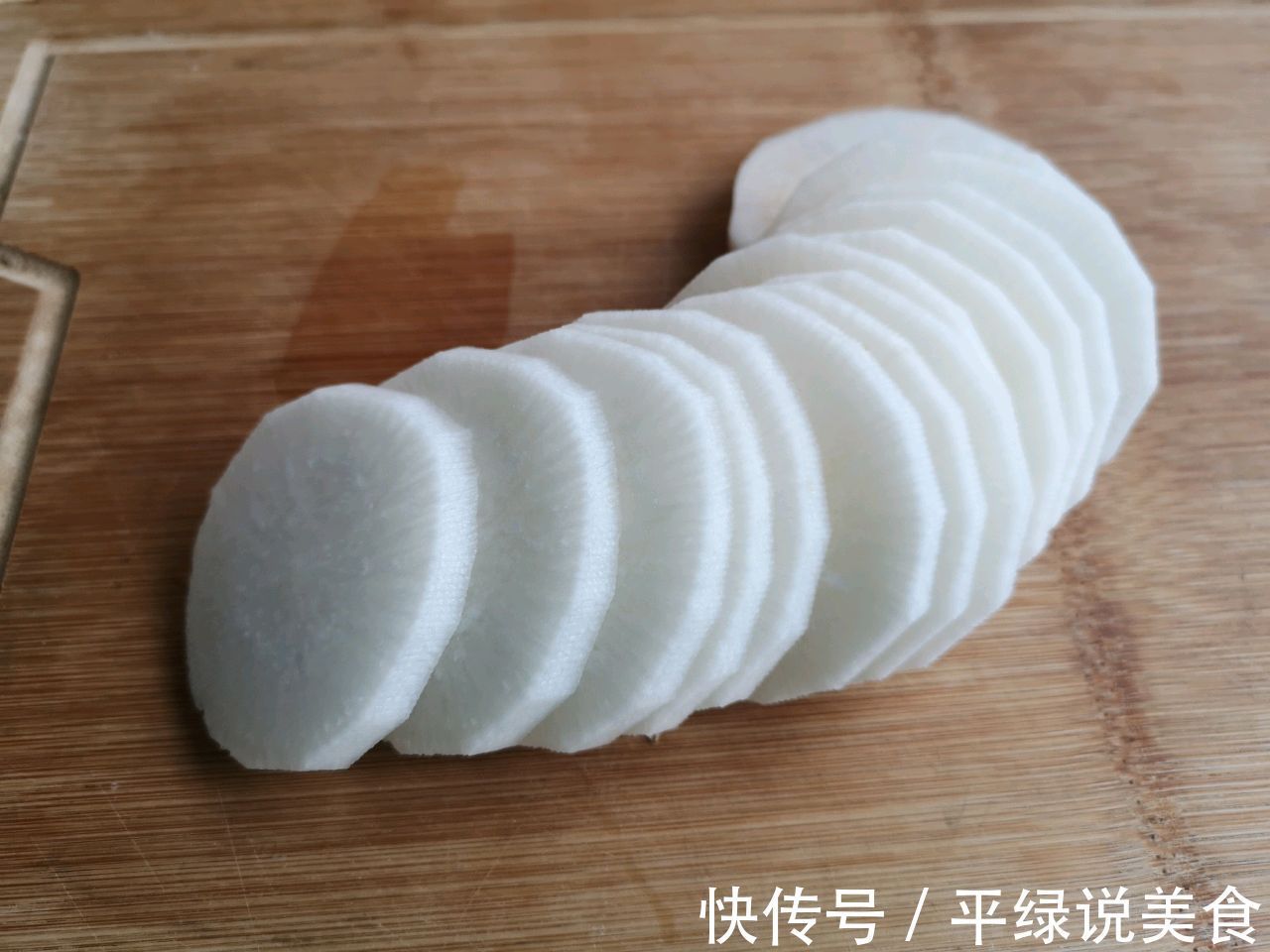 把腊肉跟萝卜搭配在一起，上锅一蒸，肥而不腻真健康