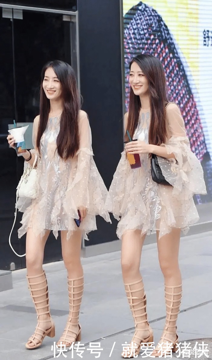 兰芷蕙心,明眸皓齿,雪纺连衣裙配个性长靴演绎的唯美并蒂仙莲