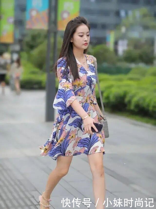 连衣裙|街头美女的清凉造型, 用“蕾丝连衣裙”秀身材, 拿“皮筋”当袖口
