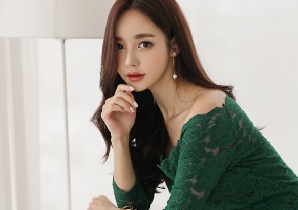 复工咯孙允珠性感依旧，深绿色蕾丝包臀裙配高跟鞋，身材凹凸有致