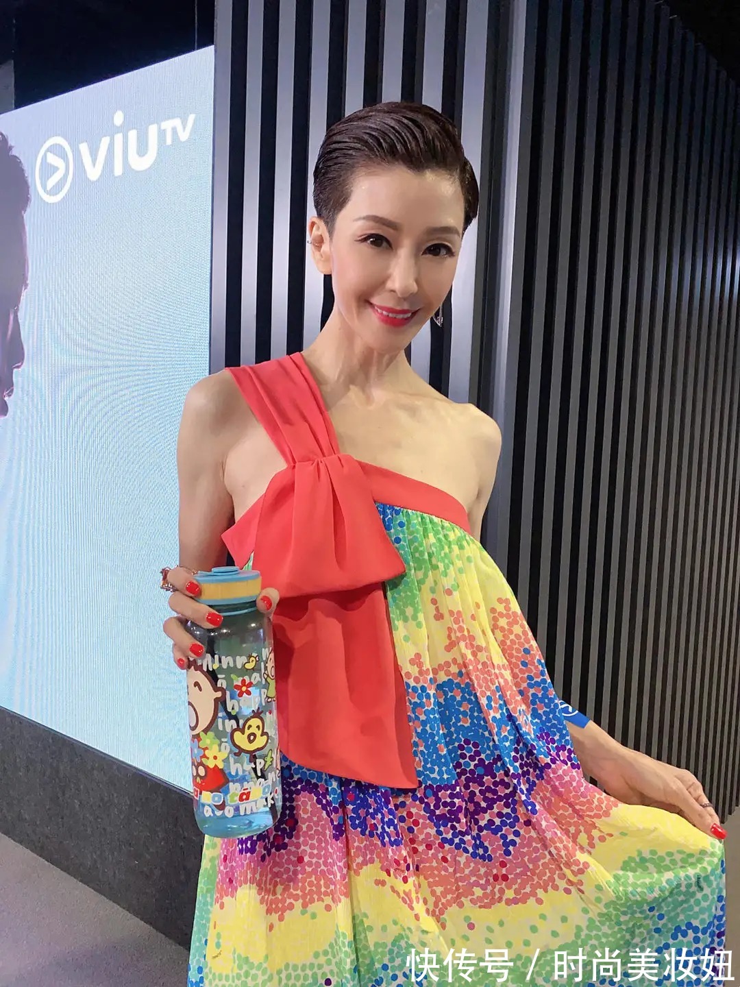 彩色|邓文迪“国际脸”真耐看，穿彩色荷叶连衣裙亮相，不俗反而很高级