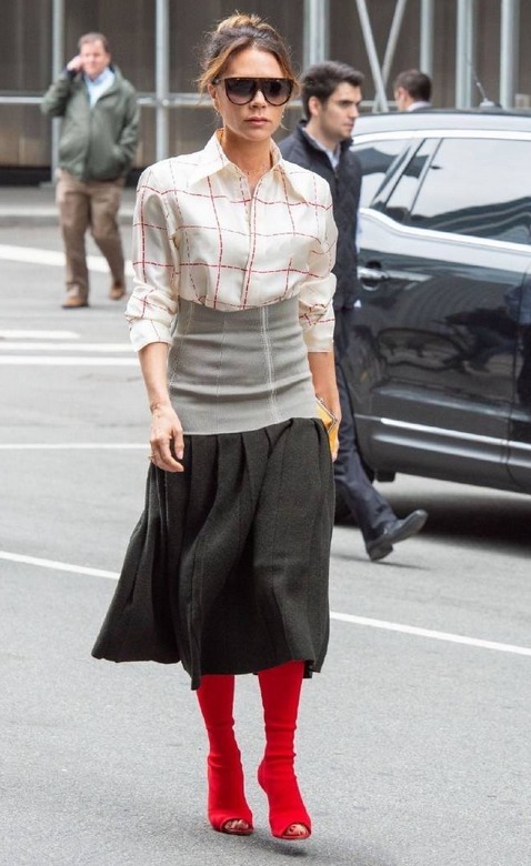 身材比例|贝嫂街拍遭遇“滑铁卢”! 穿拼色裙非要配双大红靴, 一般人真别学