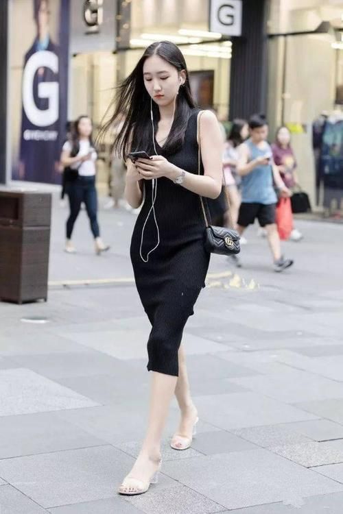 美女黑色针织连衣裙搭配一双简约的小高跟鞋，彰显出时尚的个性