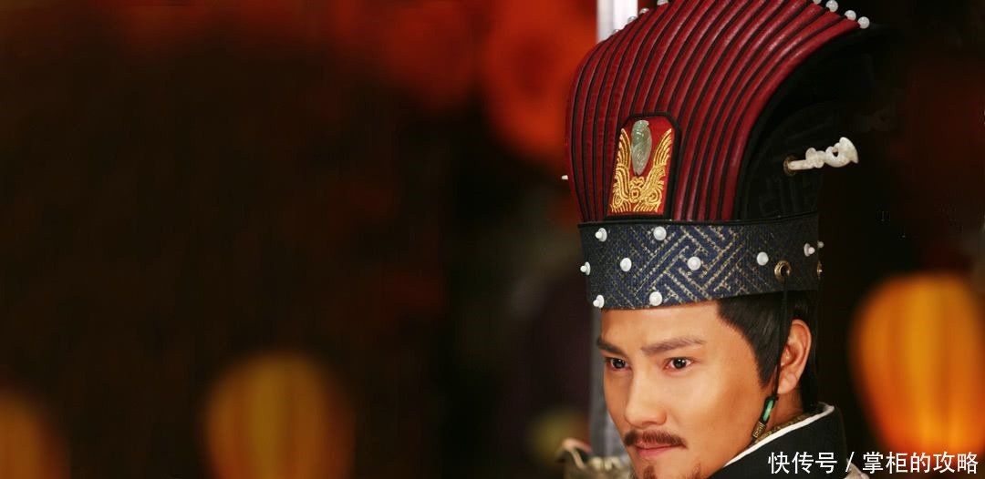 水浒传中,皇帝上朝时,为何要有人甩鞭响三下!