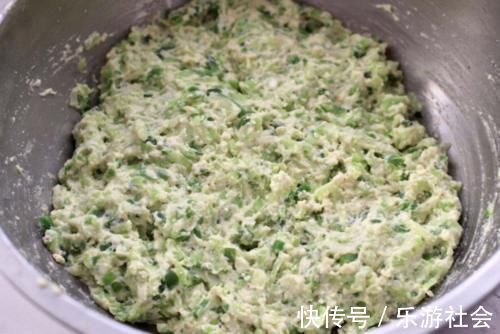 炸萝卜丸子,别只加面粉,多加两样食材,丸子更酥脆,凉了也好吃