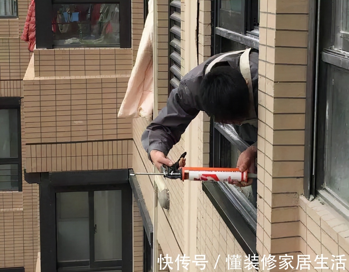 新房|新房装修，先封阳台还是先贴砖？内行人：想漏水就先贴砖