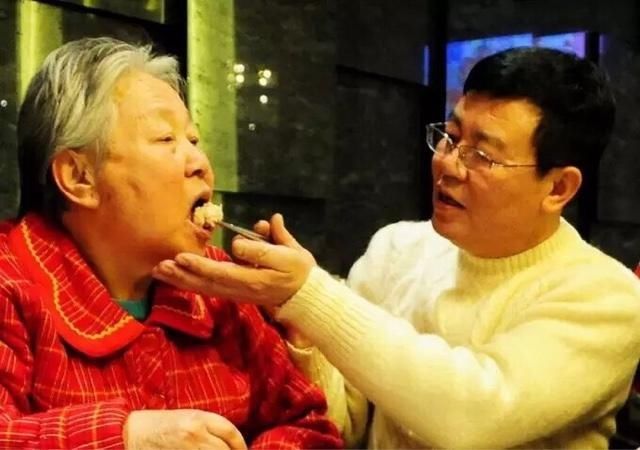 子女|为啥有些家庭，越孝顺的孩子越不受父母喜欢，过来人讲的话很戳心