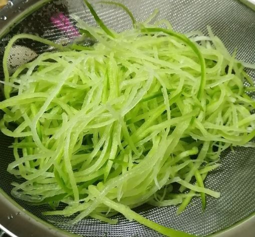 调萝卜馅时，别用盐杀水或者焯水，教您一招，饺子鲜嫩多汁营养足