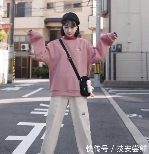 卫衣|建议微胖女生放弃卫衣搭工装裤吧,最近流行这样穿,显瘦还减龄