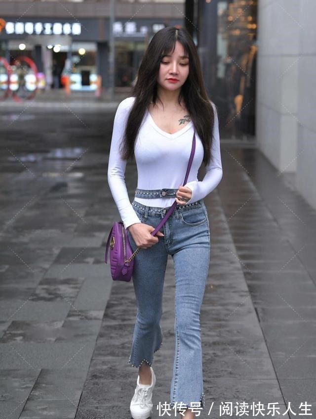 裤腰处 蓝色牛仔裤是百搭的，配上白色上衣会显得很年轻！