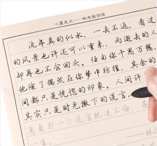 90后教师粉笔字走红，学生上完课舍不得擦，谁说年轻人的字拿不出手