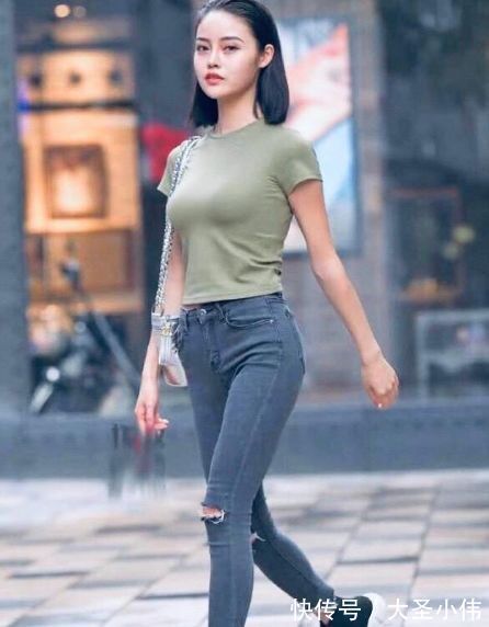 美女|美女街拍:紧身牛仔裤透气又时髦,小姐姐穿它出门,彰显出不羁的感觉
