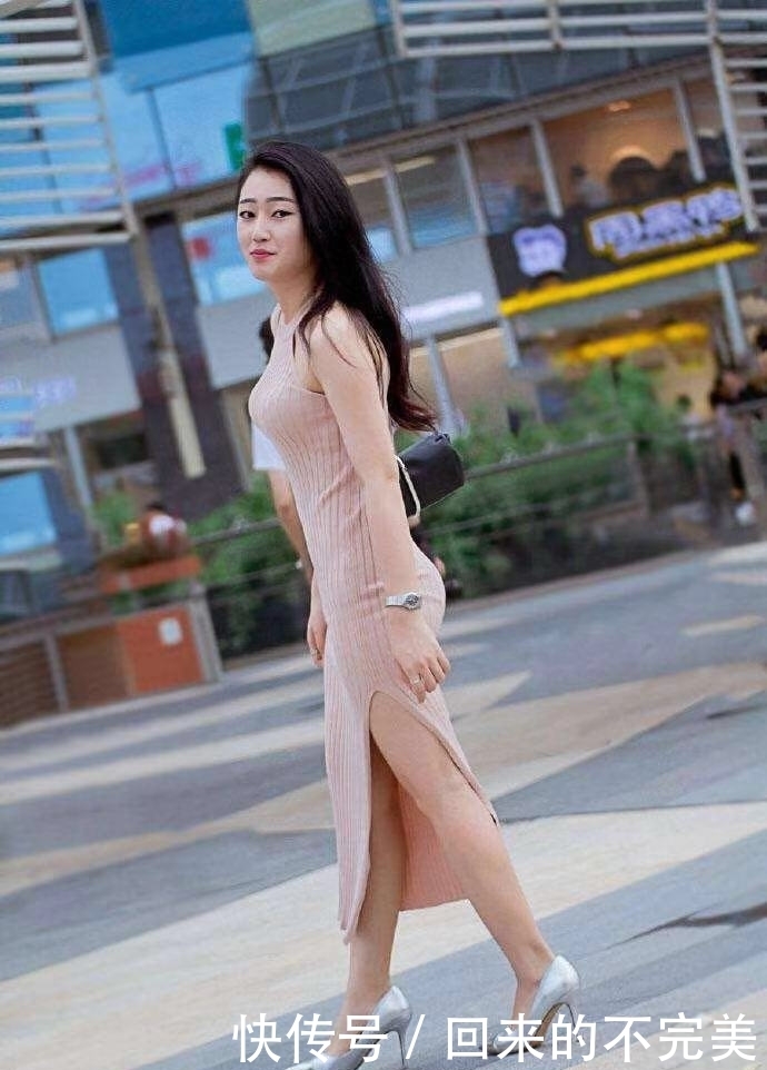 小姐姐|街拍:腿长白皙的小姐姐,丰腴有致,时尚感十足很有看头!