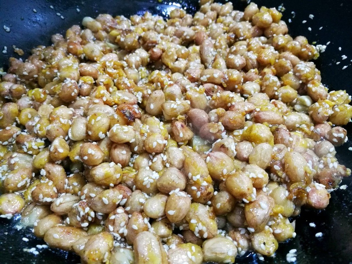 自制糖霜花生,酥脆又香甜,一颗接着一颗,好吃到停不下来