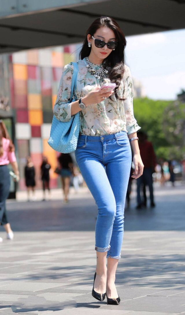 小美女|街拍:风流蕴藉的小美女,短袖配黑色休闲裤,尽显时尚唯美气质