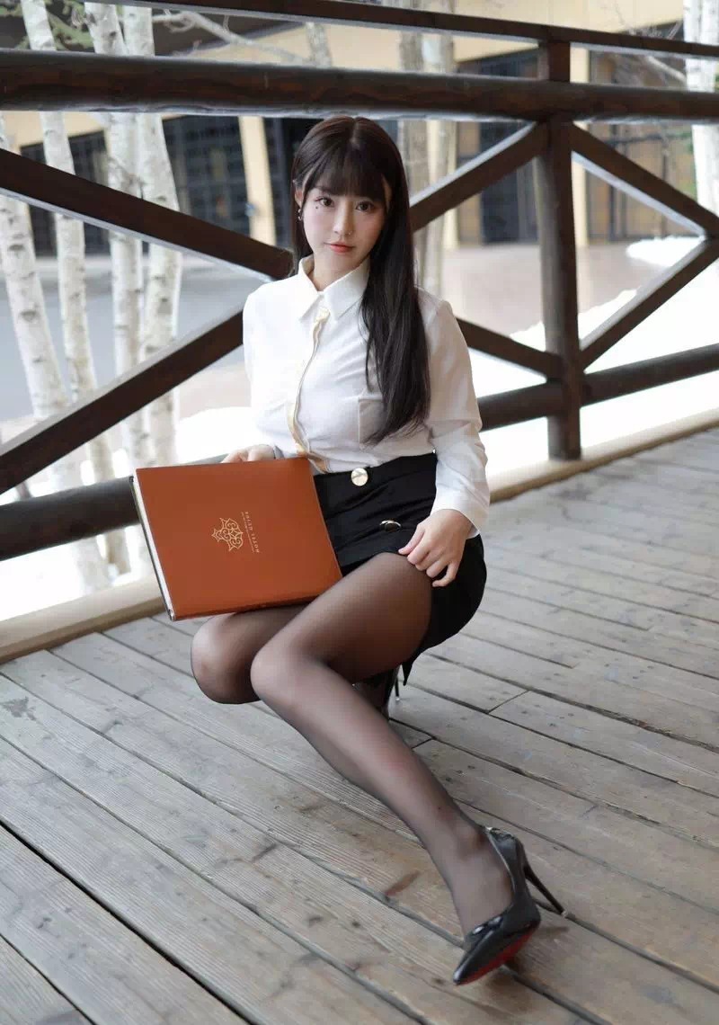 女大学生穿着如此优雅的职业装! 你觉得看起来如何?