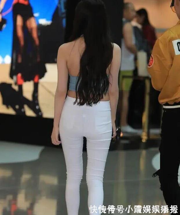 显瘦|白色牛仔裤“吃香”,贴身又显瘦,散发女性独特魅力