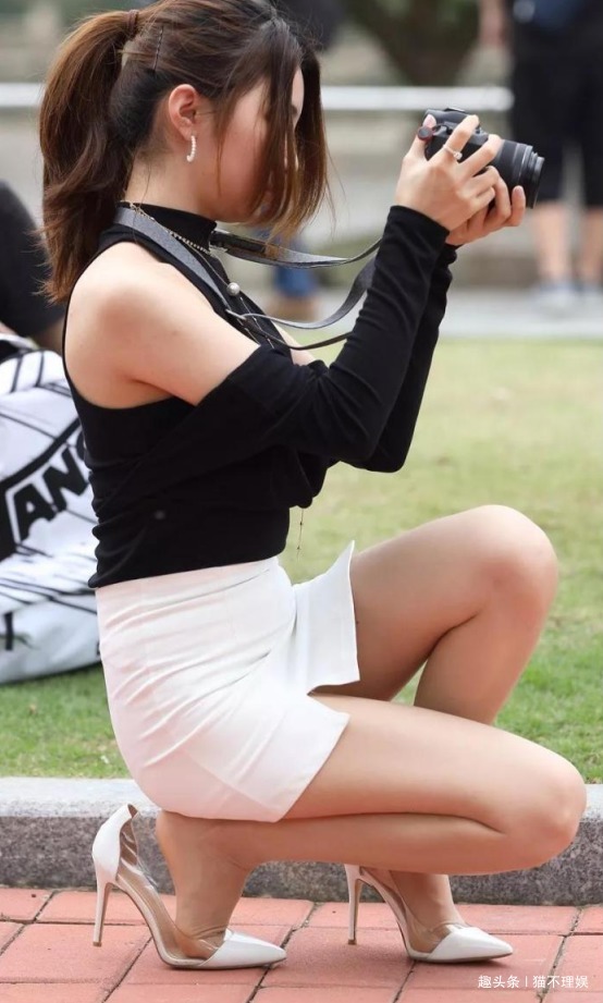 美女 知性美女解锁各种蹲法,黑色露肩上衣搭配白色包臀裙,简约时尚