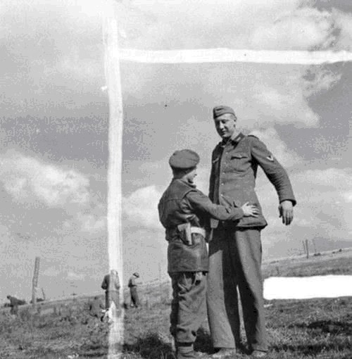 被评|1米6英国兵俘虏2米3的德国兵,其他俘虏笑场,被评最萌身高差