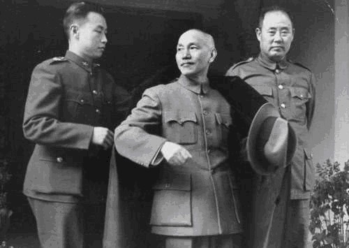 军长|兰封失守,军长无能遭撤职,战将师长却被枪毙,7年后,军长竟还成了总司令