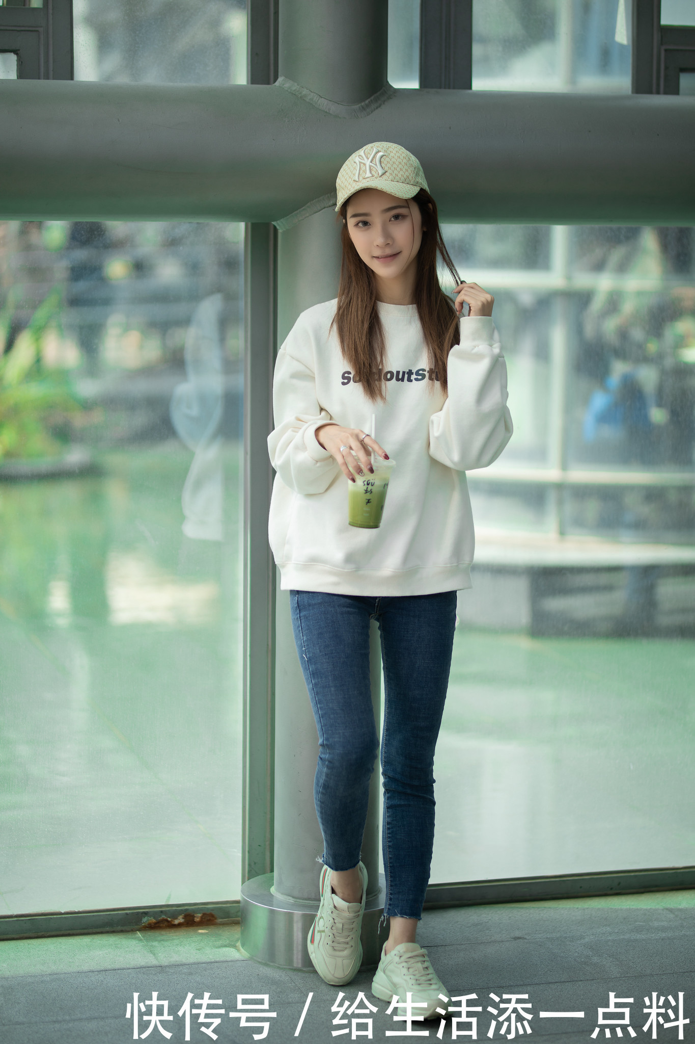 街拍：美女牛仔裤+卫衣时尚又减龄，好气质自带高级感