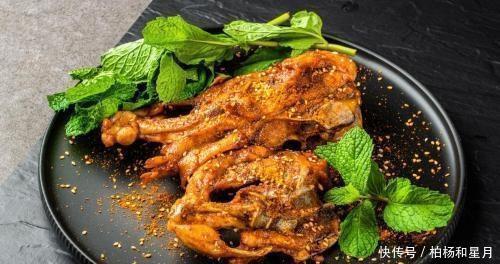 工具|每天,都有一群人排队观看烤肉,每个人都对烤架工具很好奇