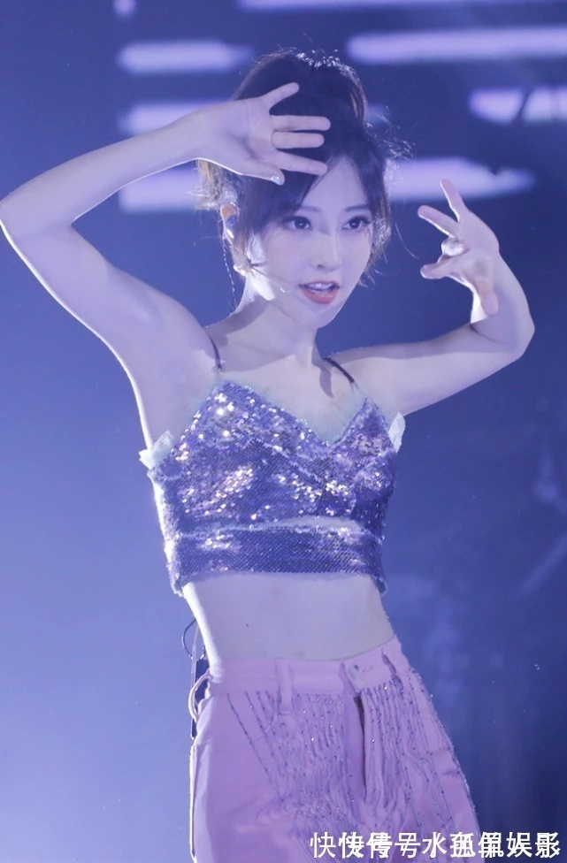 漫画腰|冯提莫开演唱会豁出去,穿25cm短装跳舞,这漫画腰让人尖叫!