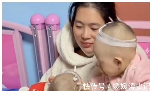 住院|四川3胞胎住院输液闹腾,爸妈提着输液管一脸无奈:跟放牛一样