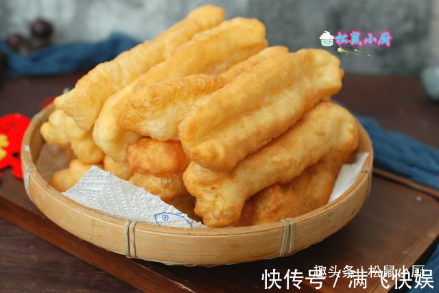 炸油条用酵母、泡打粉全错!油条店老板教你正确做法,金黄酥脆