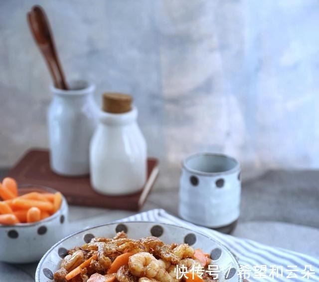 这种让人垂涎欲滴的虾的做法,金牌虾仁面筋,美味可口超好吃!