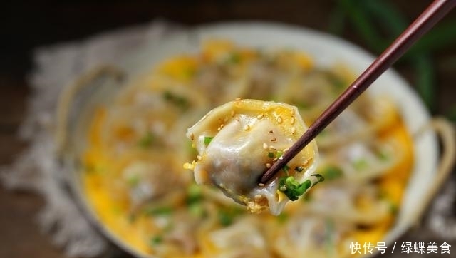 吃饺子不用水煮,加鸡蛋煎一煎,营养翻倍味道好,孩子天天点名要
