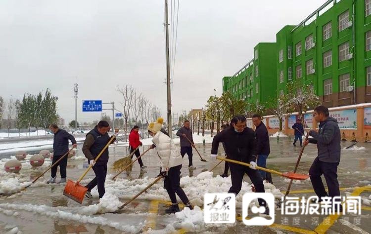 梁慧|扫雪护安全 聊城东昌实验小学开展扫雪除冰活动