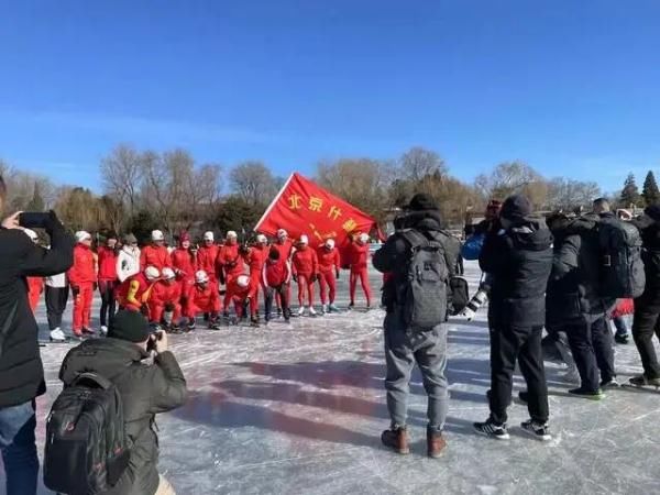 冰场|中外记者打卡什刹海体验老北京“冰雪绝活儿”