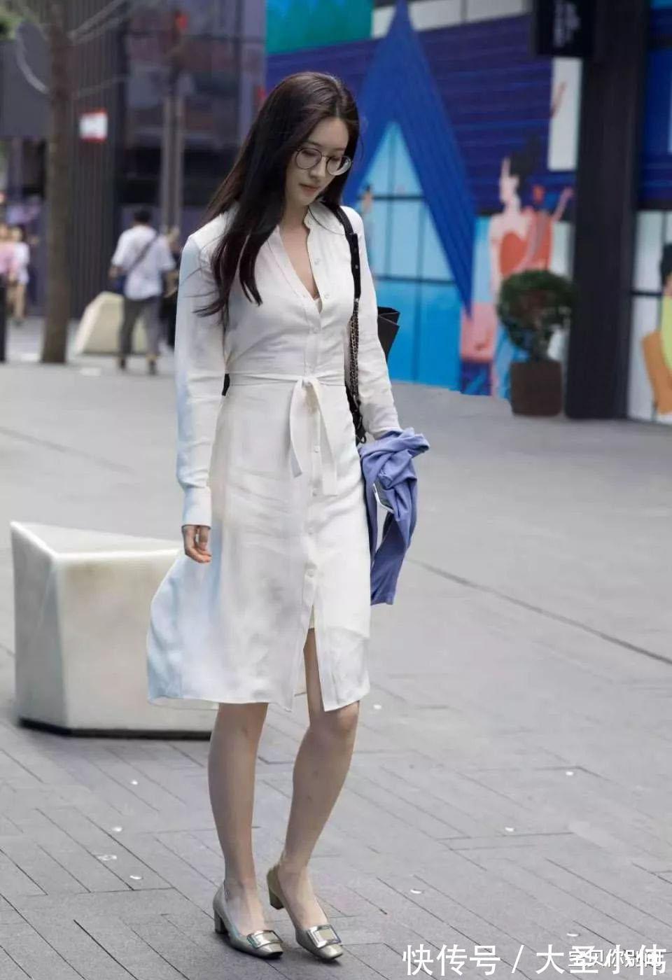街拍|美女街拍:优雅既学不来,也无法掩饰,非常香甜的气质美女,看到她过目不忘
