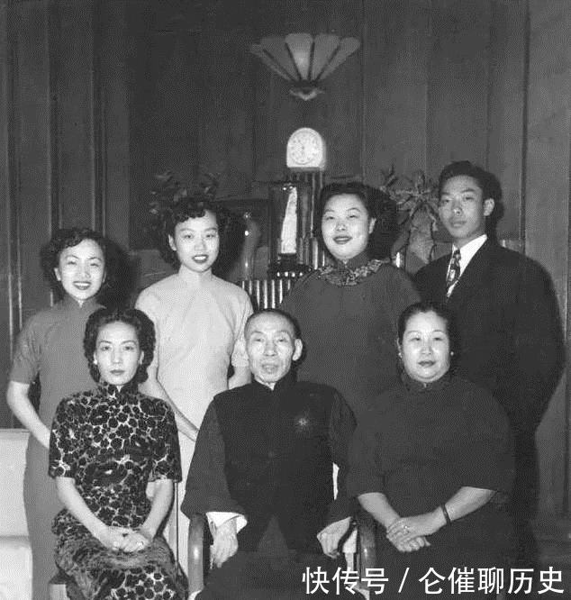  杜美霞|老照片：图2孟小冬义女给张大千磕头，图6开餐馆的杜月笙女儿