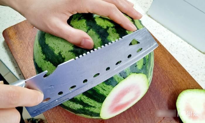 保鲜盒|韩国大妈教的切西瓜方法，在朋友圈火了，网友：用勺挖不香吗？