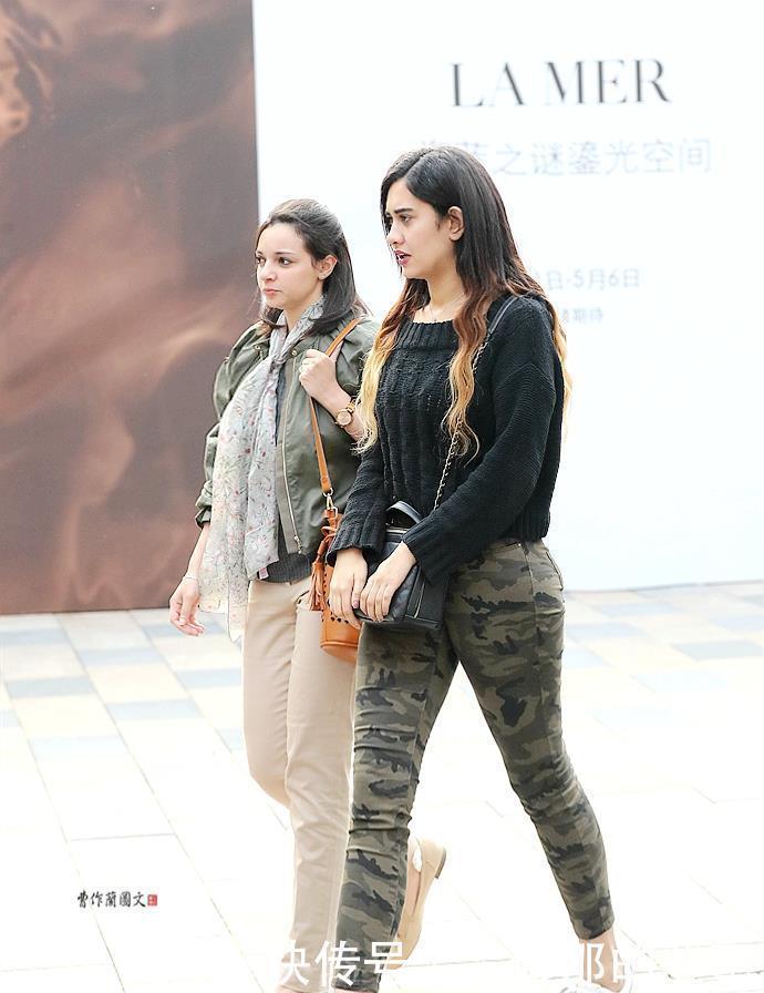 冬末春初,打底裤的用场很大,美女搭配打底裤有技巧、有心得