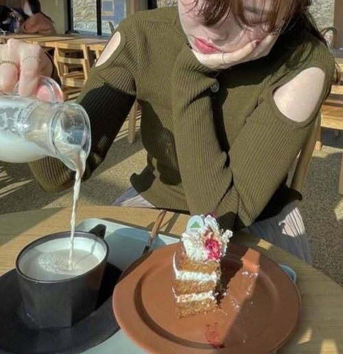 冬天怎么穿更潮流？试试“薄打底＋厚外套”，时尚达人最爱