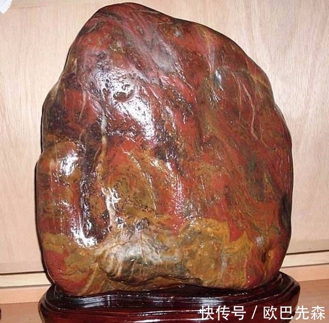 一块像寿星开怀又似圣诞老人送礼石,他30元买到,专家却估1225万
