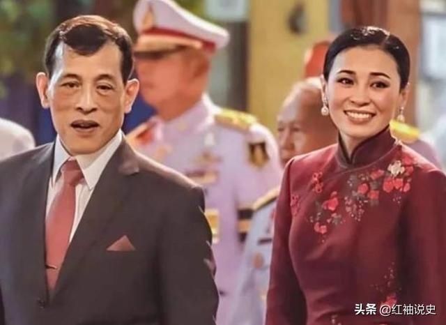 出席活动|68岁泰王真的老了后宫嫔妃再多又如何,拄着拐棍都差点摔倒