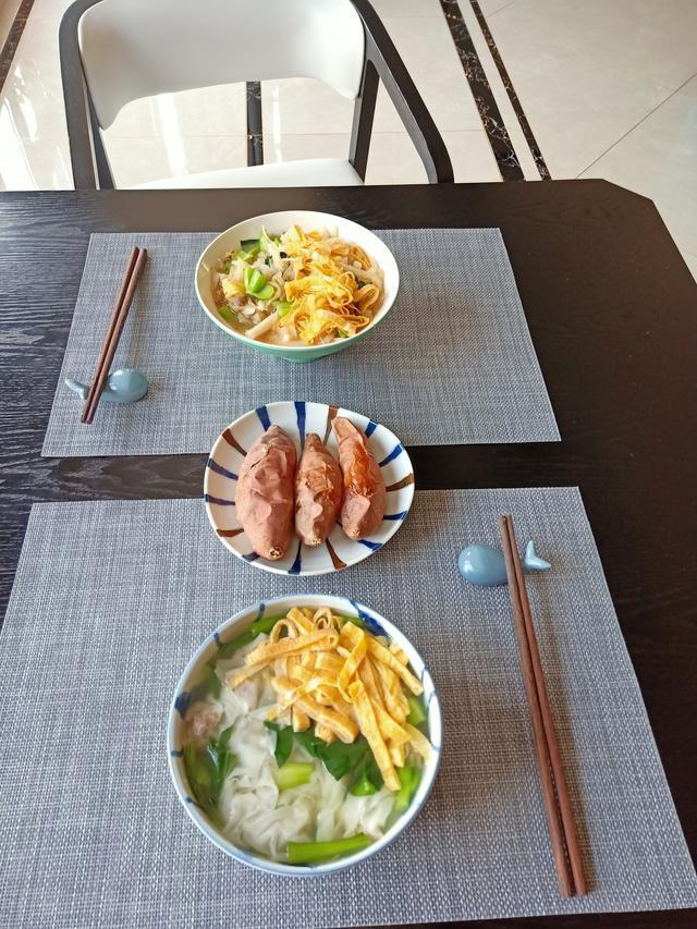 老两口的极简早餐，热乎乎的真好吃，营养也齐全，日子恬淡又美好