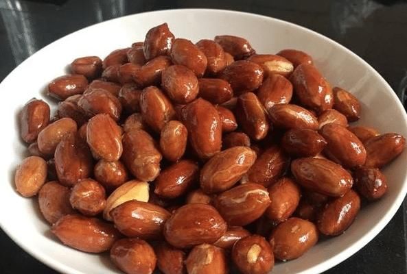 炒花生米时，别再只懂下锅炒，做好3步，花生不易糊，酥脆不返潮