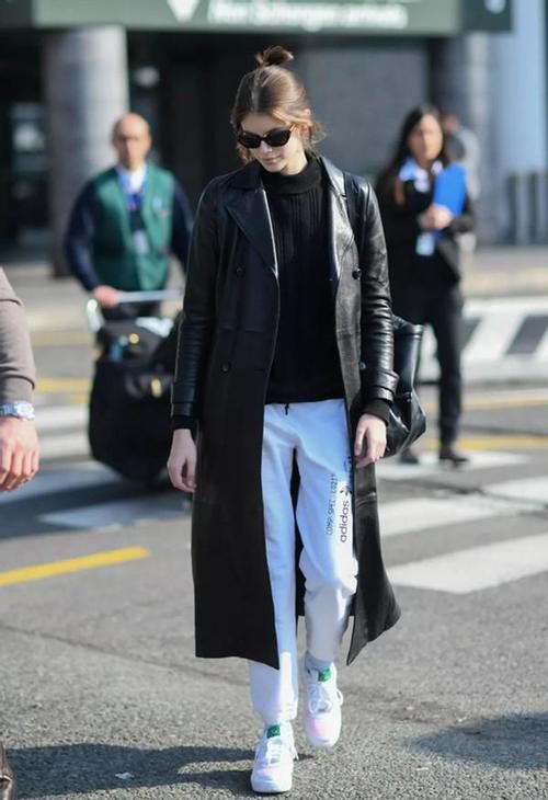 春天，风衣就买这3个“显白色”，高级不说还减龄，照着穿就好