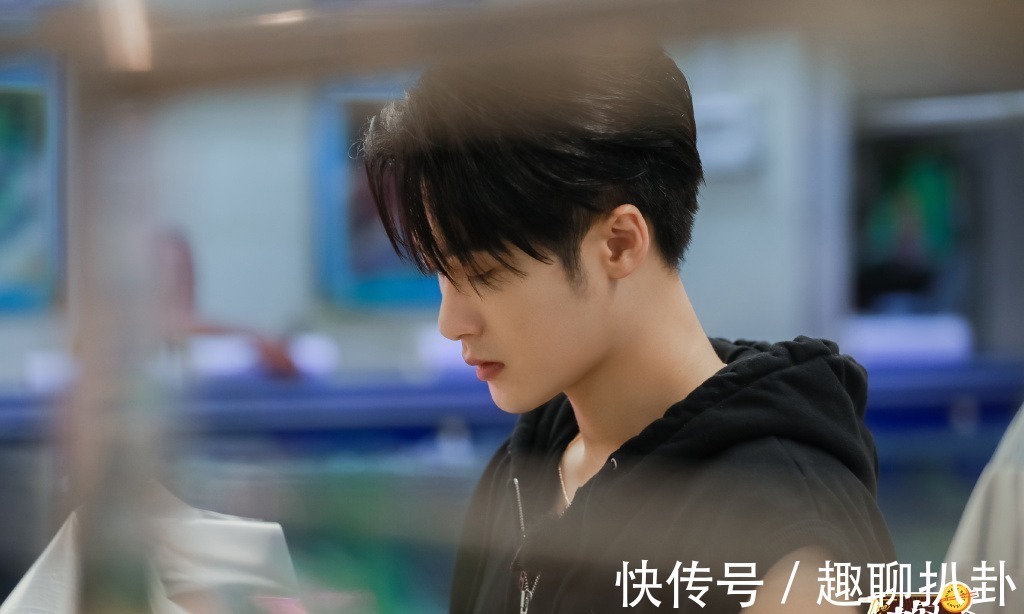 丁真的包子,檀健次的鱼,《中餐厅》正能量,当艺人也需要会做饭