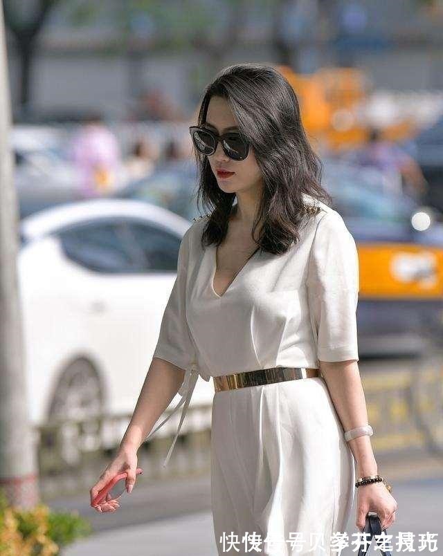 牛仔打底裤 黑色裸肩吊带搭配黑色牛仔打底裤,时尚之余比较活泼,修身显身材!