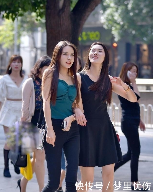 街拍:紧身小T恤,勾勒出小姐姐的完美身材,背影很撩人