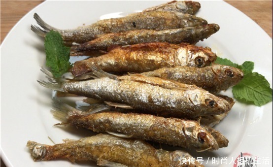 油温|煎鱼时，一定记得不要马上下锅煎，学会2个要点，鱼不粘锅不破皮