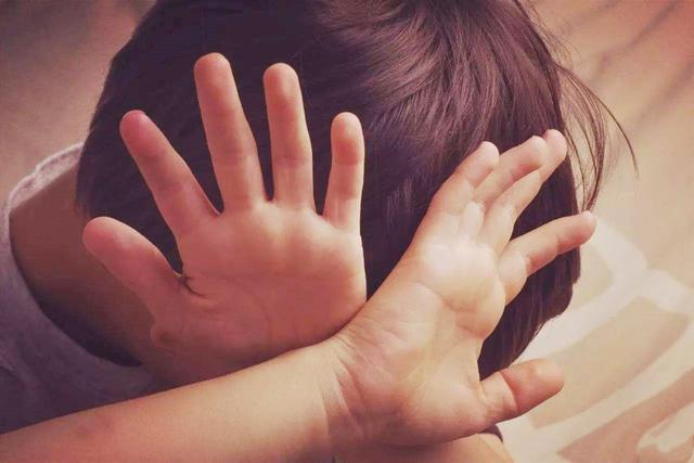 家长们|男孩问“我被打了可以还手吗”,妈妈的回答显出智商,值得你学习